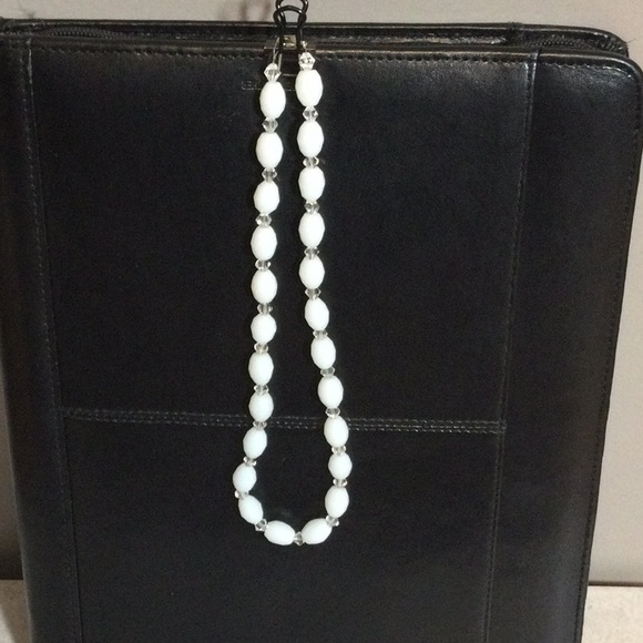 White oval facet with clear bead necklace - Picture 2 of 6